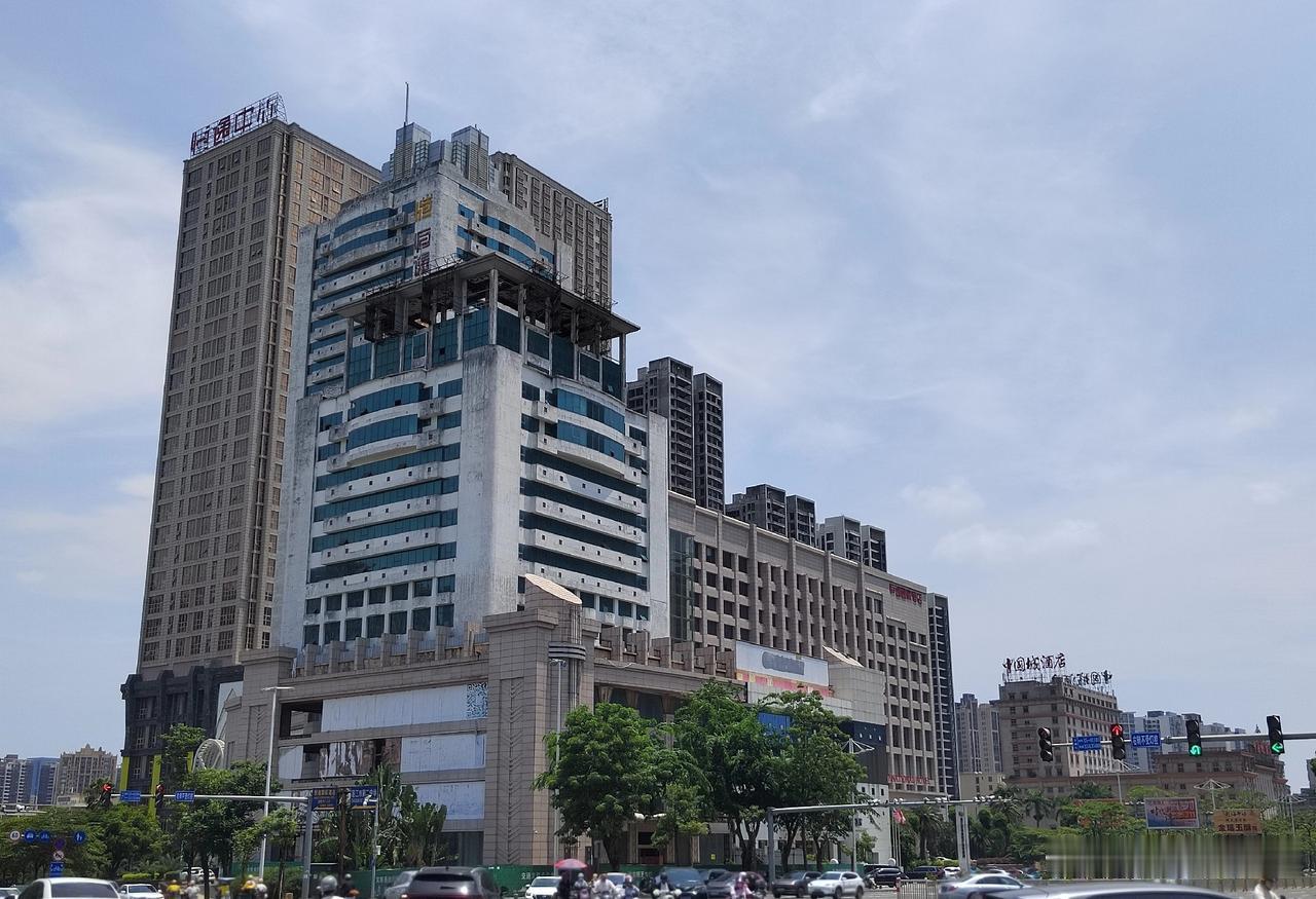 湛江市经开区乐山路是湛江市商务大厦和高端酒店数量比较多的路段，但是在湛江君豪酒店