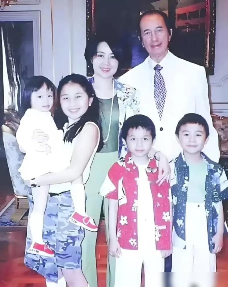 赌王刚倒下，二房三房就联手把百亿资产分了。梁安琪没哭没闹，直接把人接回自己家，一