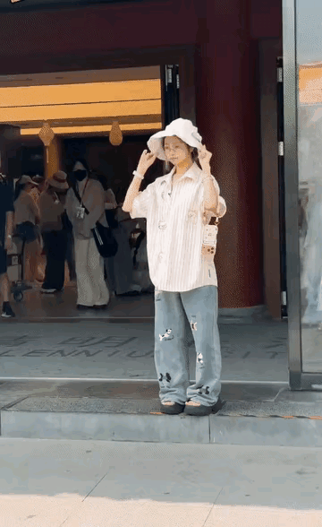 这个后面出来的二次元也不美呀，还不如戴眼镜的小姑娘，自然灵动，你们觉的呢？