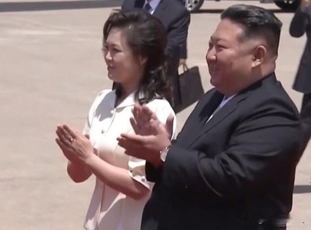 平壤机场，金正恩带着老婆来接人了！儿童捧花、仪仗列队、巨幅国旗、横幅高挂，朝鲜街