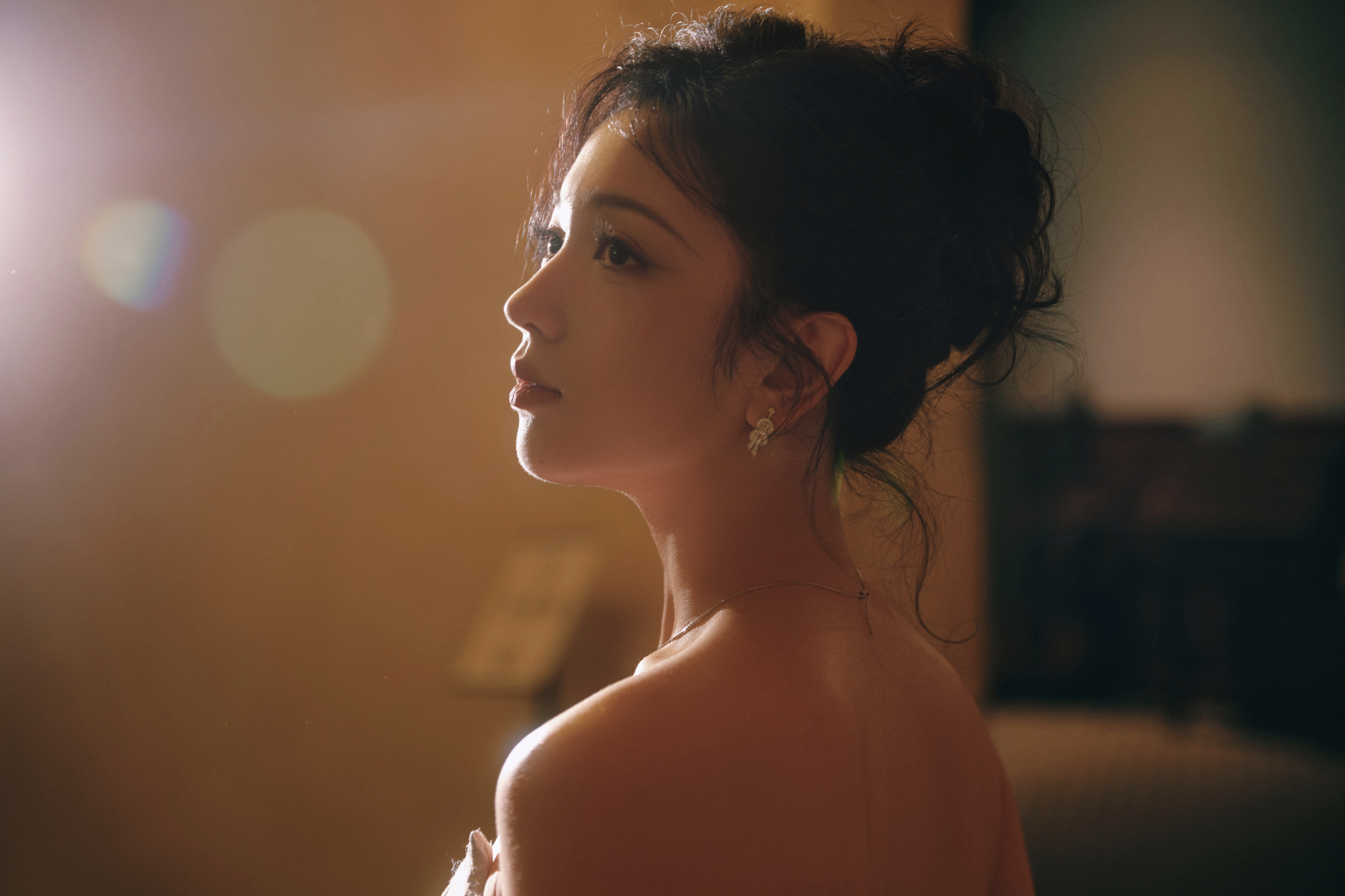 代露娃鎏金蝶影织就梦幻裙摆，一身华服似将星河揉进纱幔，在时光的褶皱里，绽放成永