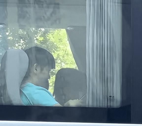笑不活了，国乒邮政活动回去的大巴车上，哥姐的一张动图被演绎成N个版本[捂脸哭]