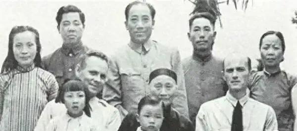1946年，戴笠坠机身亡，他的儿子戴藏宜为了一百根金条，和大特务毛宗亮大打出手。