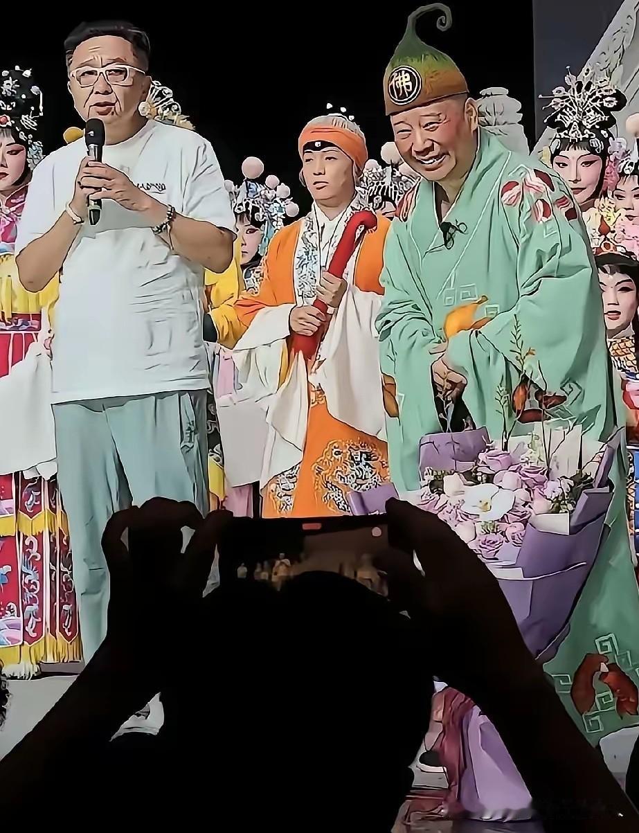 于谦多次给老郭救场，不知道为什么这一次，他就站在现场，却没有出手相助。按理说