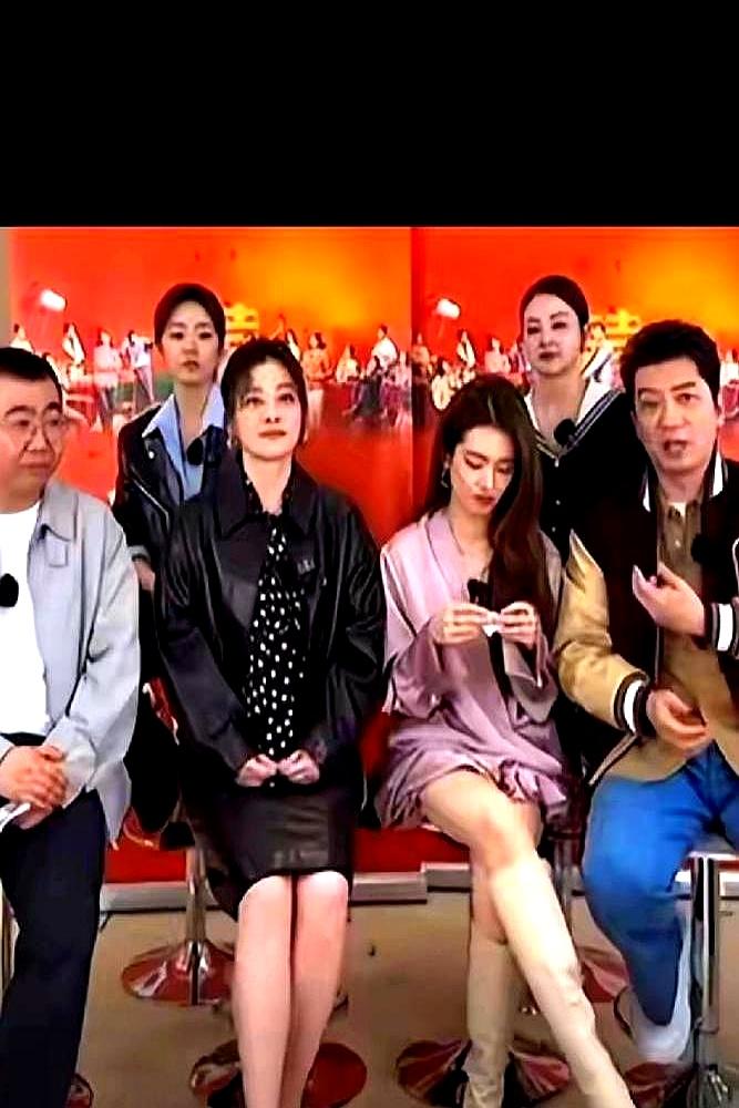 C位女星直播全程折纸，老戏骨脸都黑了坐在C位的陈昊宇，指尖反复摩挲一张纸，折