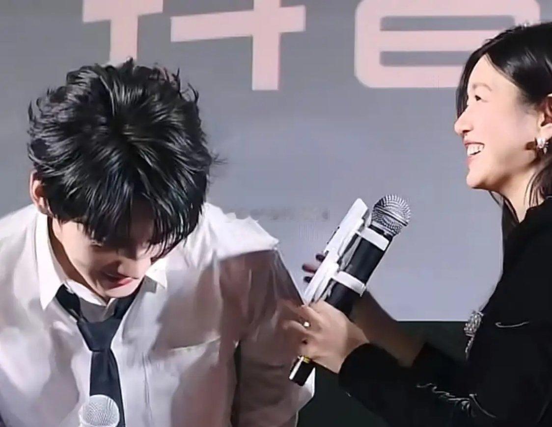 42岁陈妍希与23岁周柯宇为新剧《狙击蝴蝶》宣传，现场摸头拽领带互动甜蜜，陈妍希