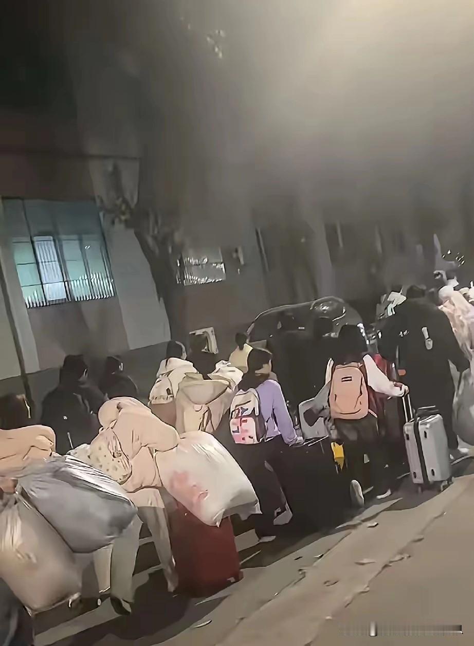 很多时候，我们谈论大学生被剥削的话题，都会着重于被那些低价劳务中介公司派往各地工