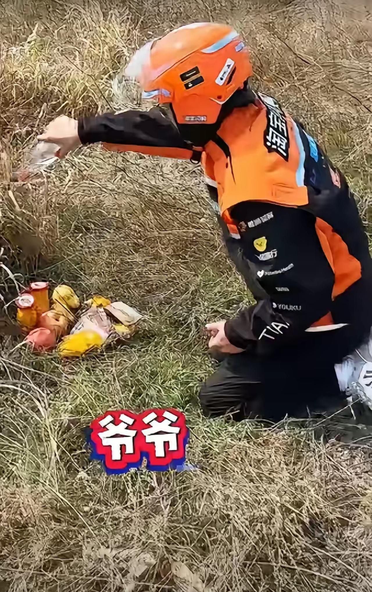 奇葩！真是人才，孙子清明没法回来祭祖，雇了外卖来祭祖，外卖跪下说​：爷爷，你孙