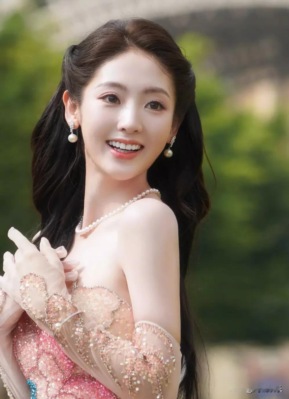 【邢菲新造型杀疯了！甜妹突然解锁港风美人技能】这组九宫格发出来直接炸锅了！