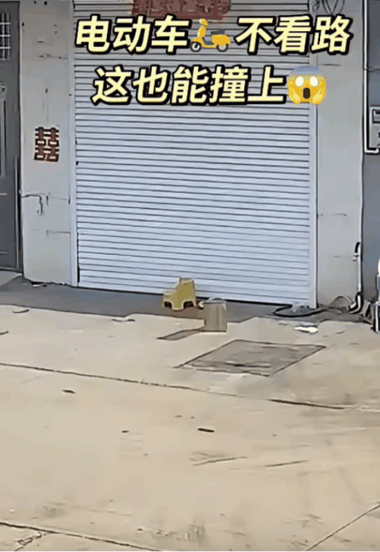 一名女子骑电动车带着俩孩子竟然还不看路？她径直追尾撞上了停在前面的一辆黑色轿车