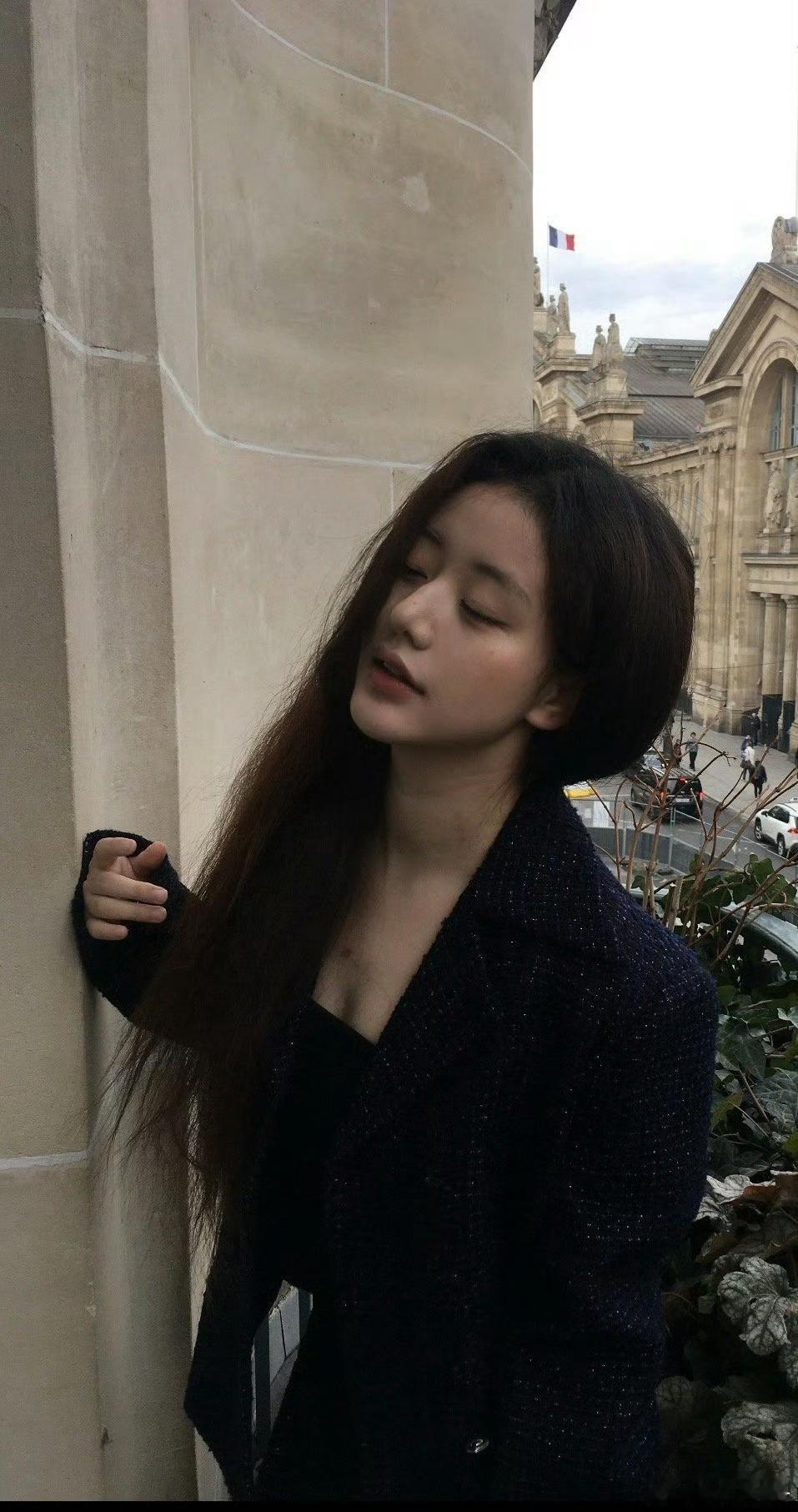 看到了吧，头发不顺其实根本不影响美女是美女。。。。。[哭哭]​​​
