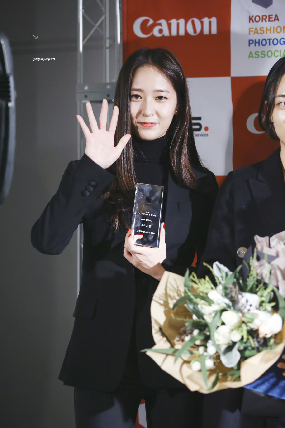 郑秀晶161118时尚摄影之夜，是拿了摄影奖的郑摄影师📸