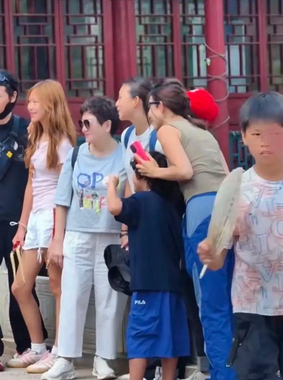 蔡少芬、张晋夫妻俩带着孩子现身贵州游玩，大女儿好高啊，已经长成蔡少芬的翻版了！自