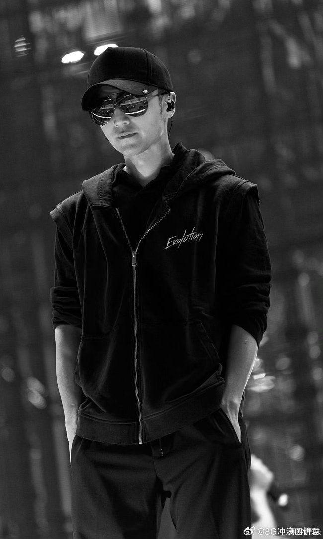 谢霆锋学会变魔术了谢霆锋进化演唱会谁能想到谢霆锋还会这一手？前奏里专注变魔术的