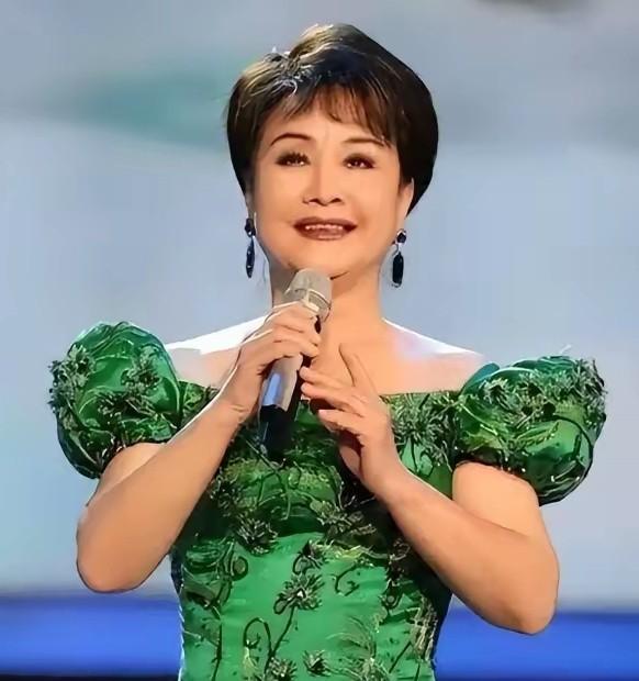 2000年，李谷一举报东方歌舞团团长田玉斌腐败。田玉斌得知被李谷一举报后大肆宣扬