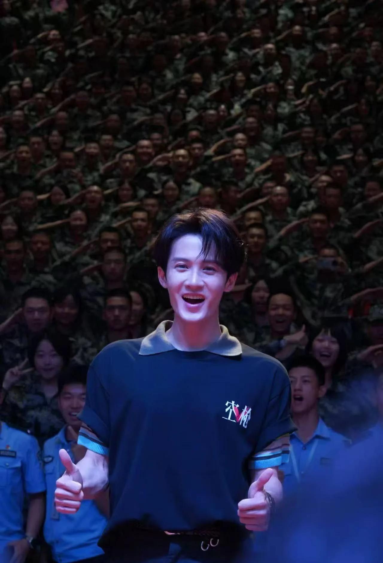 亓宏刚身后是千千万万个人民警察的感觉刷到路演这两张照片瞬间被震撼到了身后是一