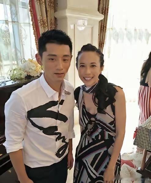 张继科与女星合影，发现他也是帅哥一枚，毕竟他和美女在一起很搭。​​​