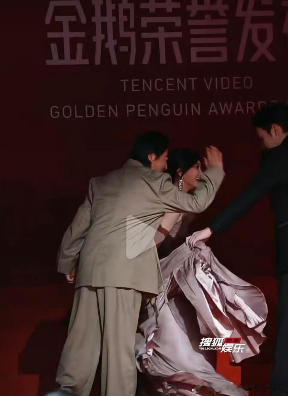 😲张彬彬红毯帮提裙竟被“打手”！网友：这究竟是绅士风度还是越界之举？🎬