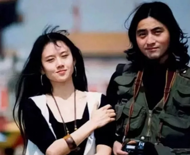 2002年，44岁的杨丽萍和52岁的富商刘淳晴结婚已有7年，两人婚后一直没要孩子