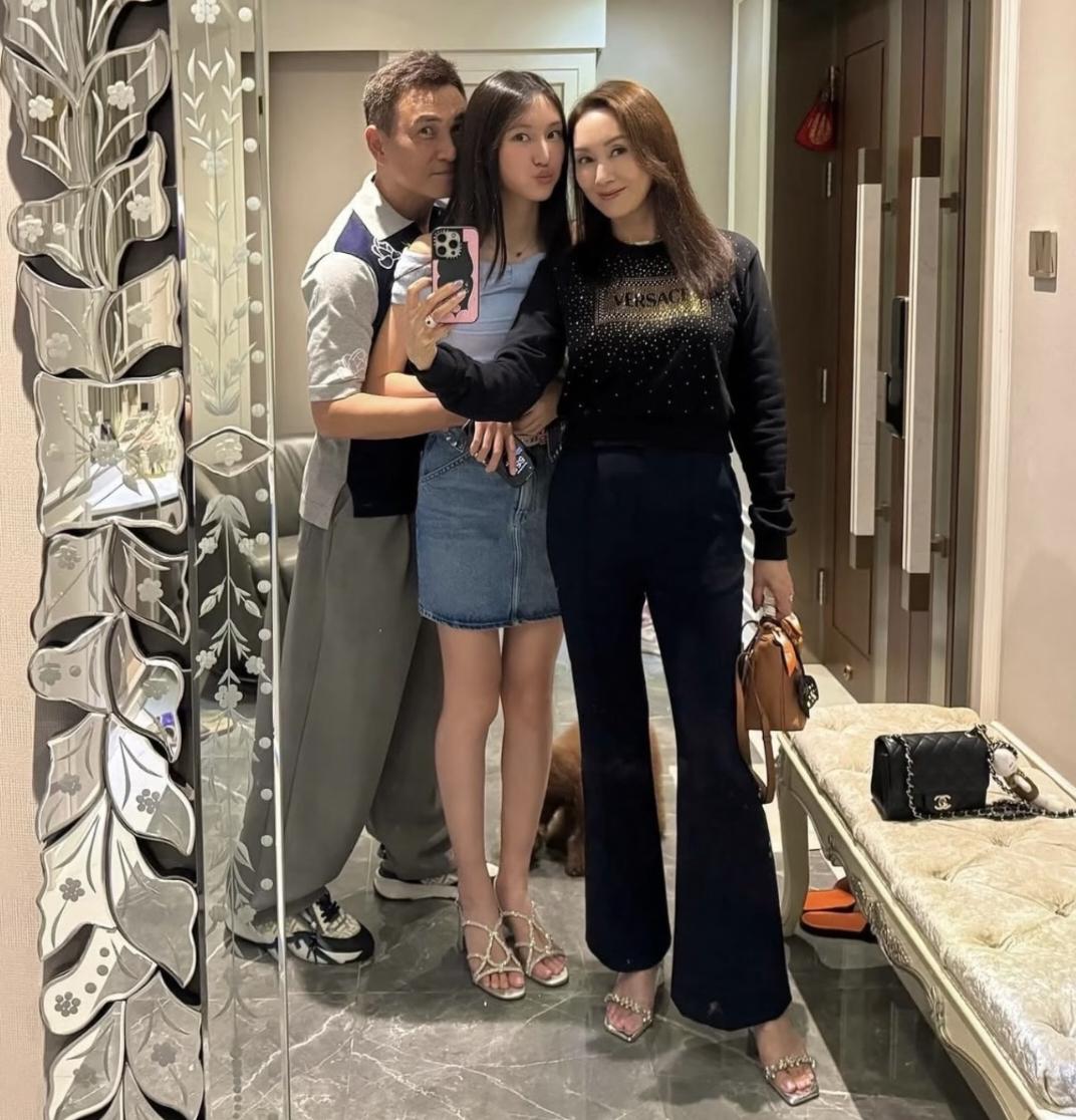 57岁郭可盈和老公女儿一起外出购物，庆祝和老公林文龙拍拖31周年。她穿着一身名牌