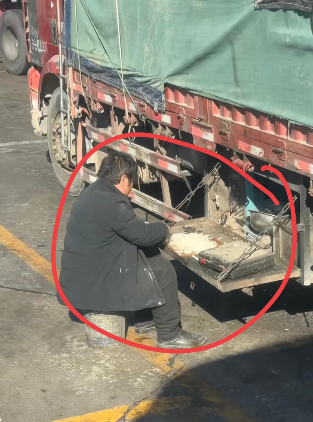 就今年这行情，得有不少大卡车司机打不上贷款吧？因为我从给我们公司拉货的司机那里得