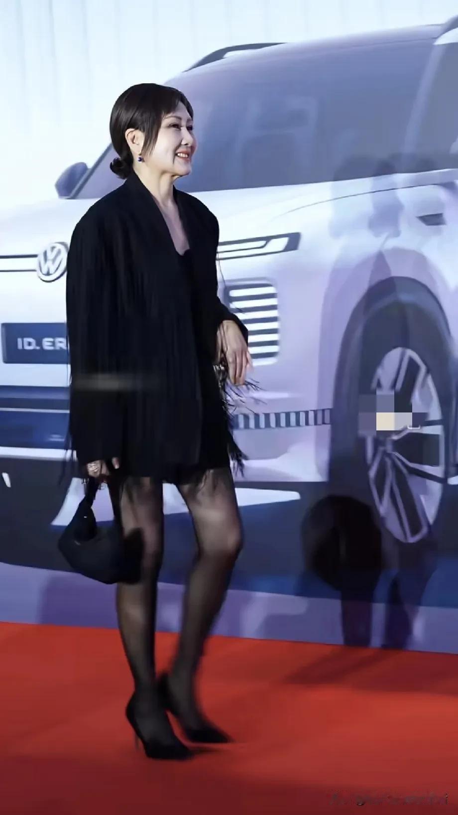 张凯丽真的是中国影视剧演员的幸运儿。最成功的两部电视剧她都参演了。一部就是30