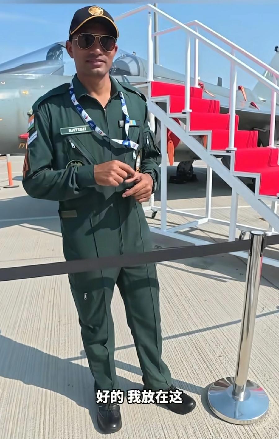 印度漏油光辉战机飞行员，一位中国军事爱好者，在迪拜航展现场实拍，谁知道才过去3天