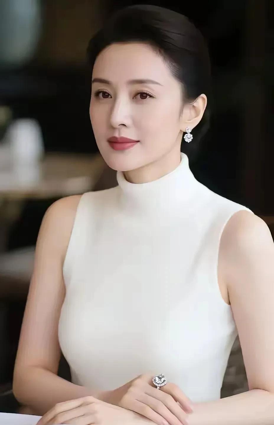 肤白貌美雍容华贵气质优雅高贵典雅这样的女人不是常人所能驾驭的吧