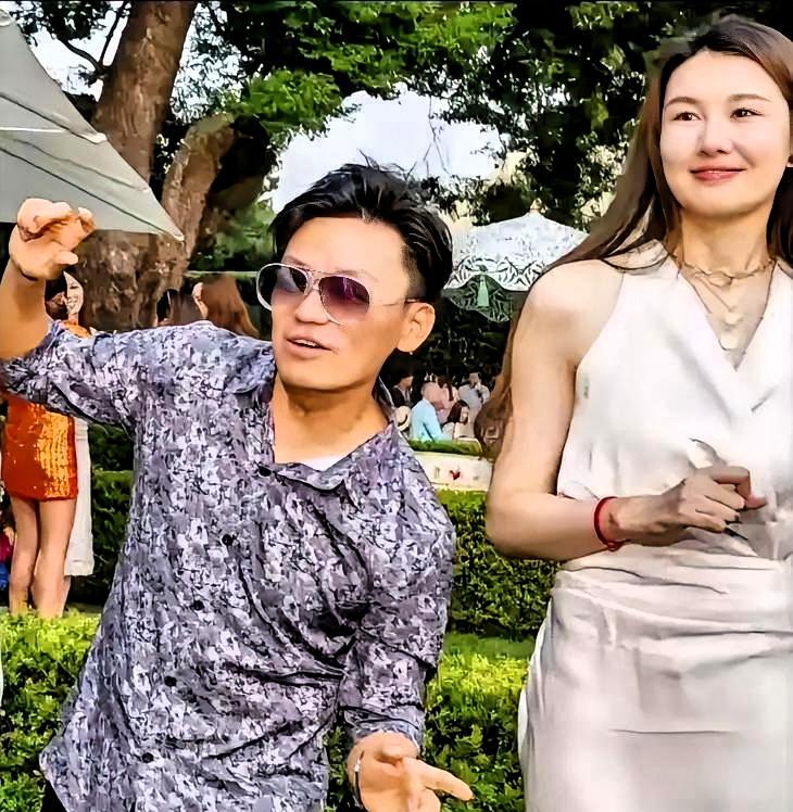 王宝强被马蓉捅了一刀。缝伤口的，是冯清。缝了八年，还没缝完。当年他把银行卡、