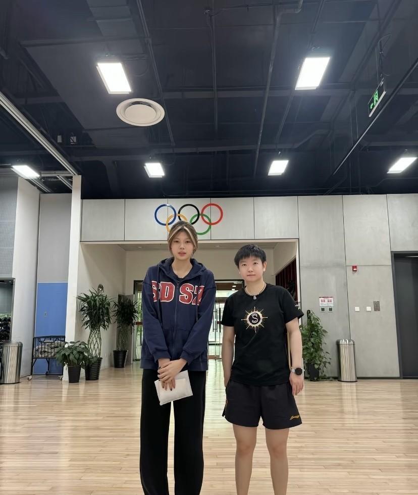 孙颖莎“胖了”。在总局训练馆里，脸蛋看着是更圆了点。但千万别误会——那全是扎