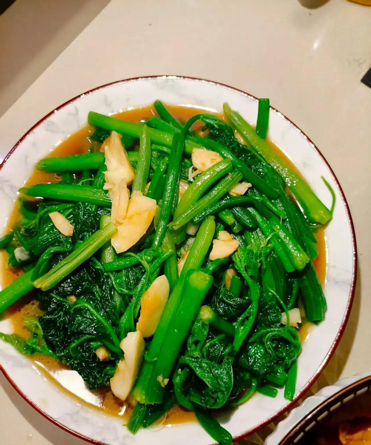 小姑子真是人间清醒，知道女儿过早出社会不好，所以执意让她念技校，但念书的钱都是娘