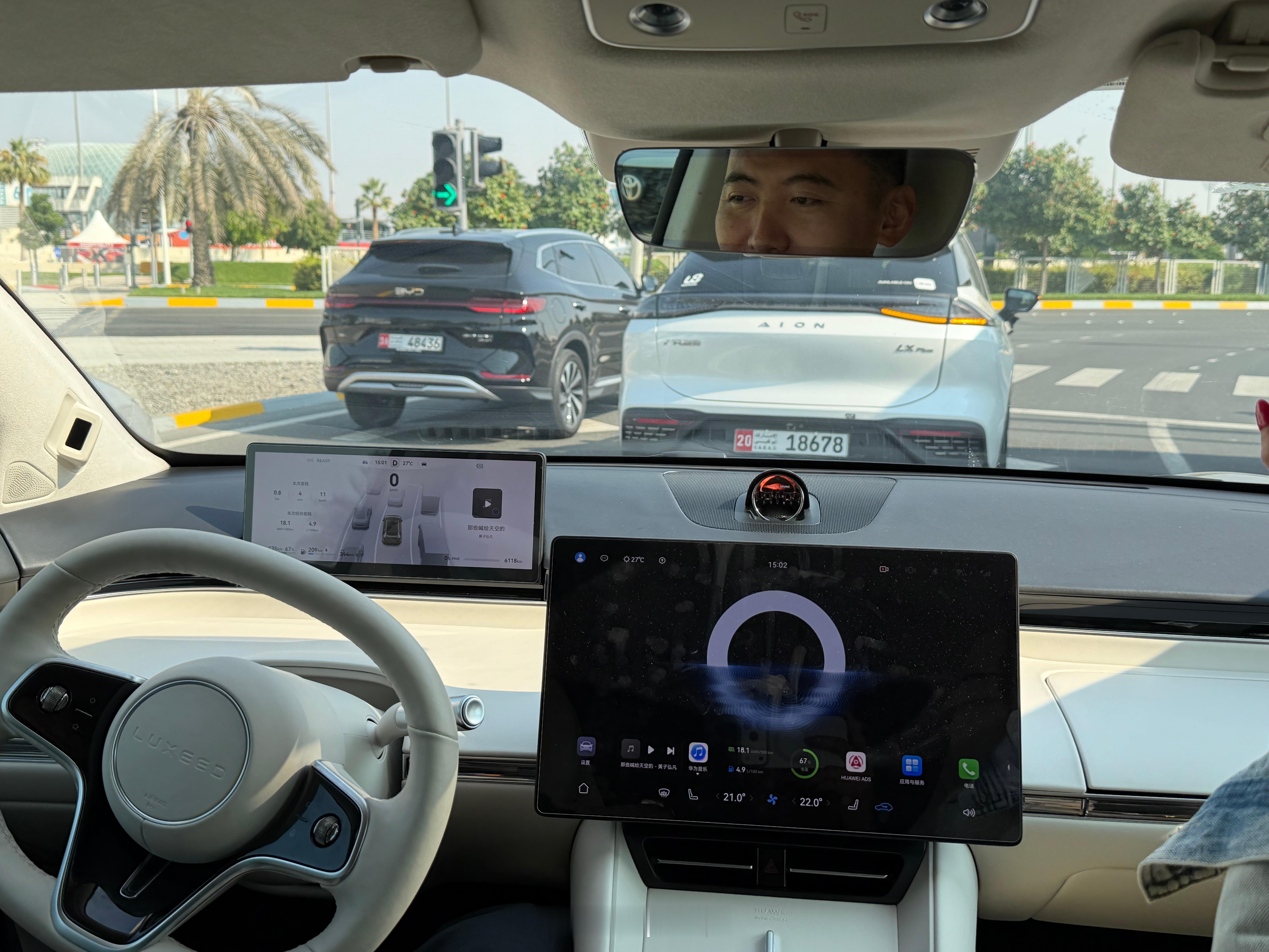 你敢相信我现在是在阿联酋？看看屏幕里有几辆中国车