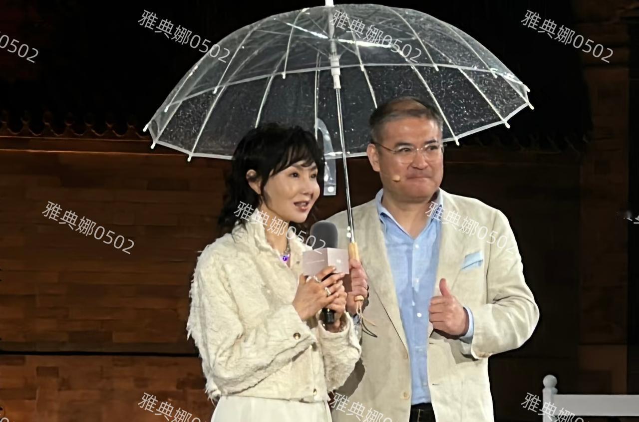 天啊，张曼玉怎么变成这样了？她脸好肿苹果肌好突出，笑容都变得僵硬不自然了，本该