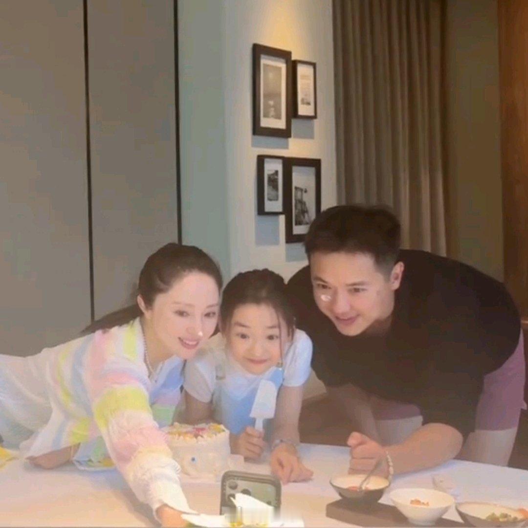 董璇与前夫一起陪女儿做蛋糕董璇与前夫为小酒窝庆生董璇与前夫同框画面温馨又幸福