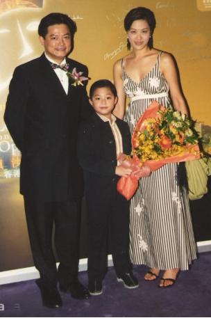 一段持续了二十六年的婚姻，曾在外人眼中有着令人称羡的组合：妻子温婉大方，儿子挺拔