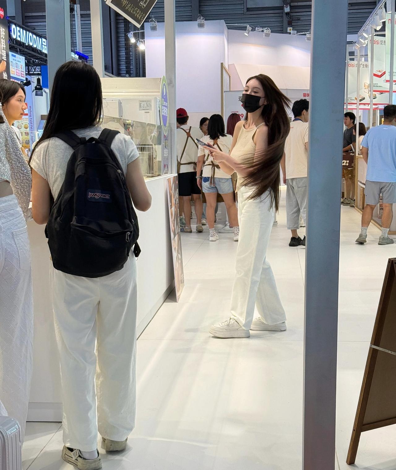 8月20日，有位网友在上海某宠物展偶遇叶珂，长发飘飘的她，好漂亮啊。叶珂带着助