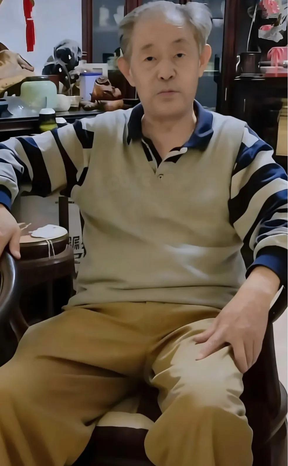 南京博物院这老院长的一张居家照，真是把我看愣了。81岁的
