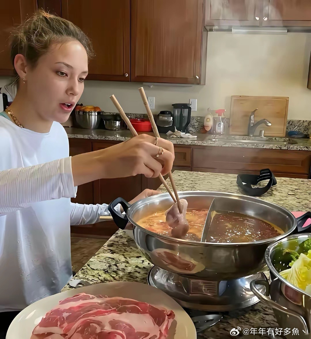谷爱凌是妥妥的中国胃吧！在家炫火锅，年夜饭吃中式饺子，日常狂晒中餐