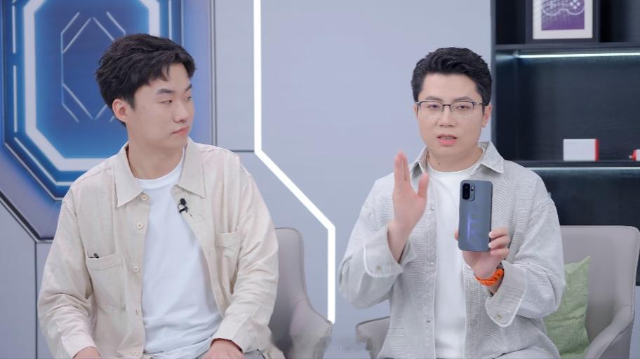 一加Ace6至尊版外观来了，这个配色叫王牌觉醒，背面印有Ace专属觉醒