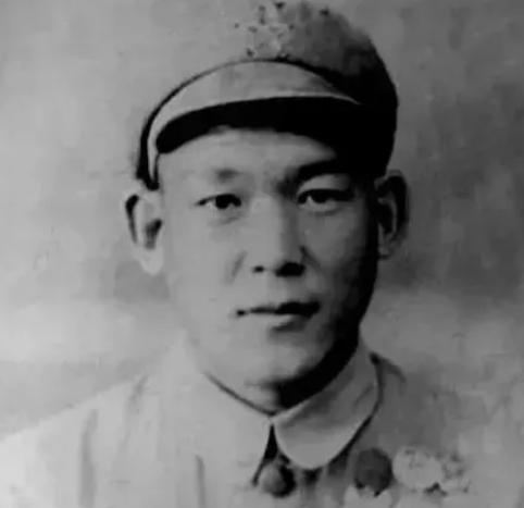 1951年，志愿军排长被13名美军包围，美军见他不断咳嗽，嘴角都咳出了血，顿时面