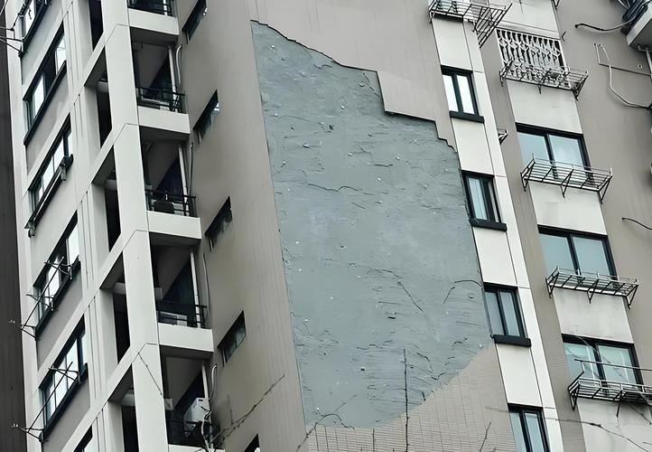 📍昆明网民留言反映官渡区某小区房子质量问题❓近日昆明网民通过人民网领导留言板