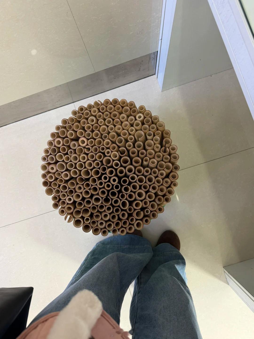 网友曝光某地税务局的神奇凳，这起身屁股不得密密麻麻？网上搜了下还挺贵。