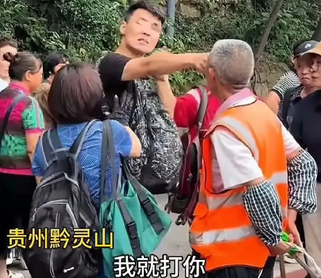 黔灵山公园男子看猴辱骂景区老大爷的后续来了，结局令人舒适！一个三十多岁的大老
