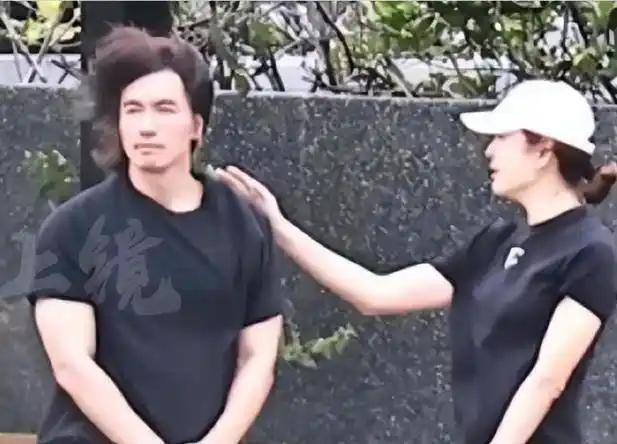 2025年12月19日上海演唱会上，言承旭在演唱《我是真的真的很爱你》时，取出《