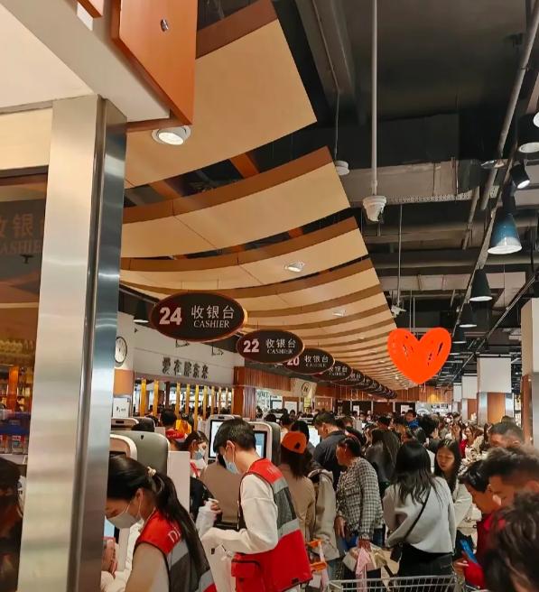 我姐在胖东来干了一个月拿了1万1的工资。家里人都挺高兴，但我发现，让她整个人变