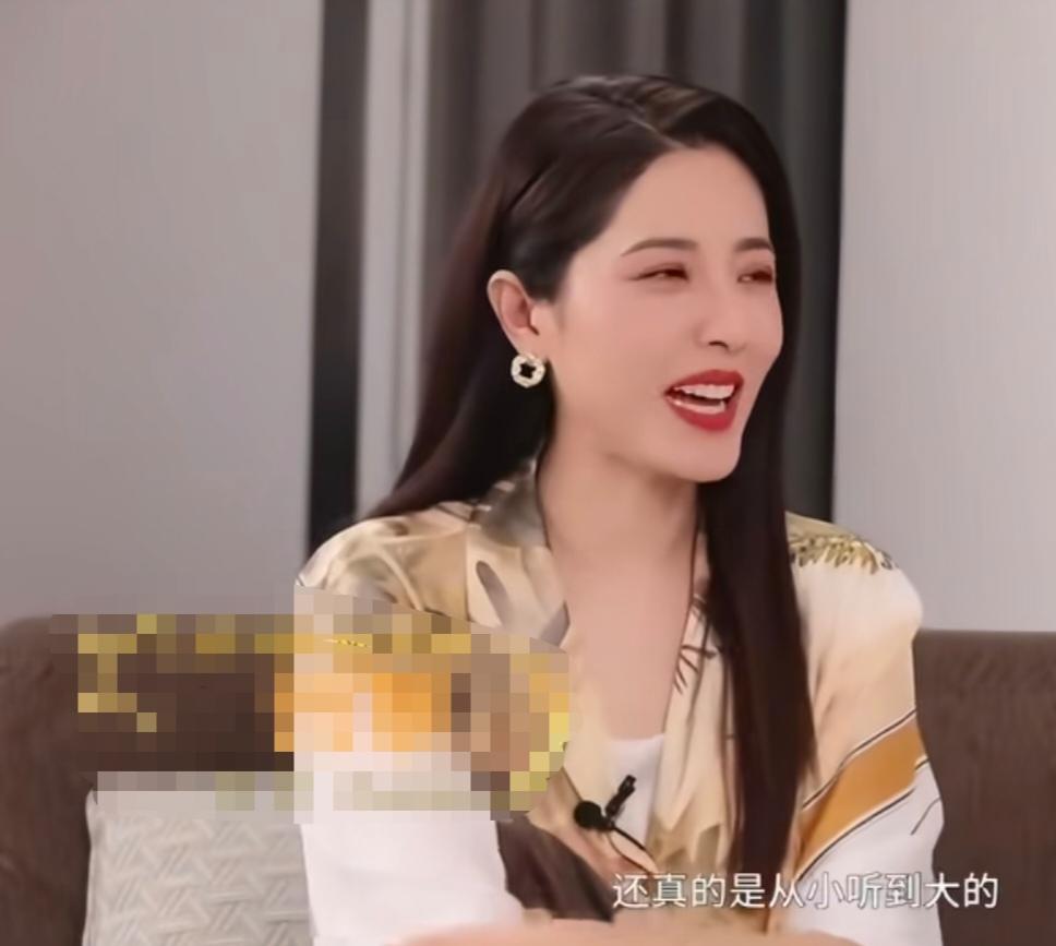 曾黎被问到夸长得漂亮是从小听到大吗?她回答说:“还真的是从小听到大的，因为我从小