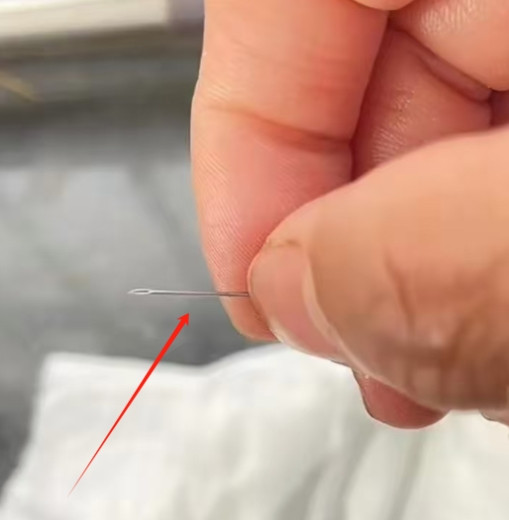 福建泉州，胡女士给孙女网购2包纸尿裤，换尿裤时揉出一根针，吓得赶紧拍视频发网上提