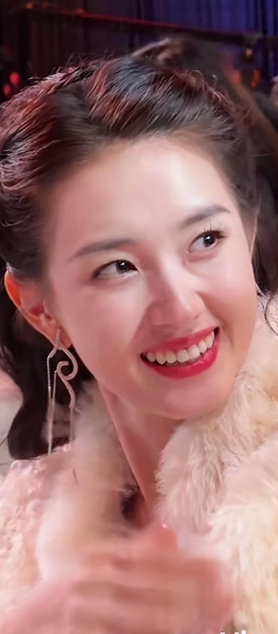 这位小姐姐笑得真开心！