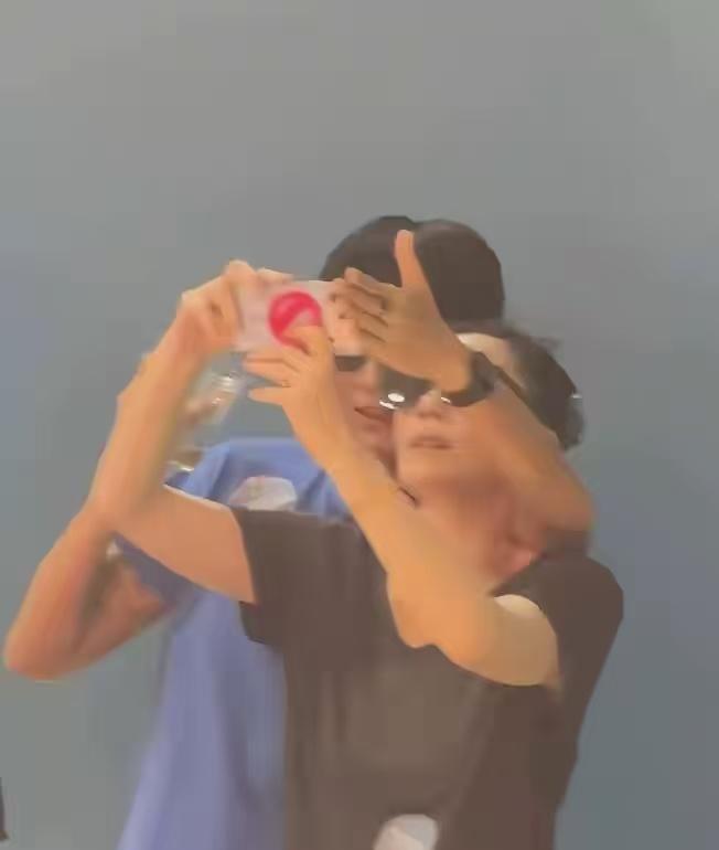 王菲和男闺蜜Ryan真的越扒越有！又被眼尖的网友发现，王菲和谢霆锋的同款定期