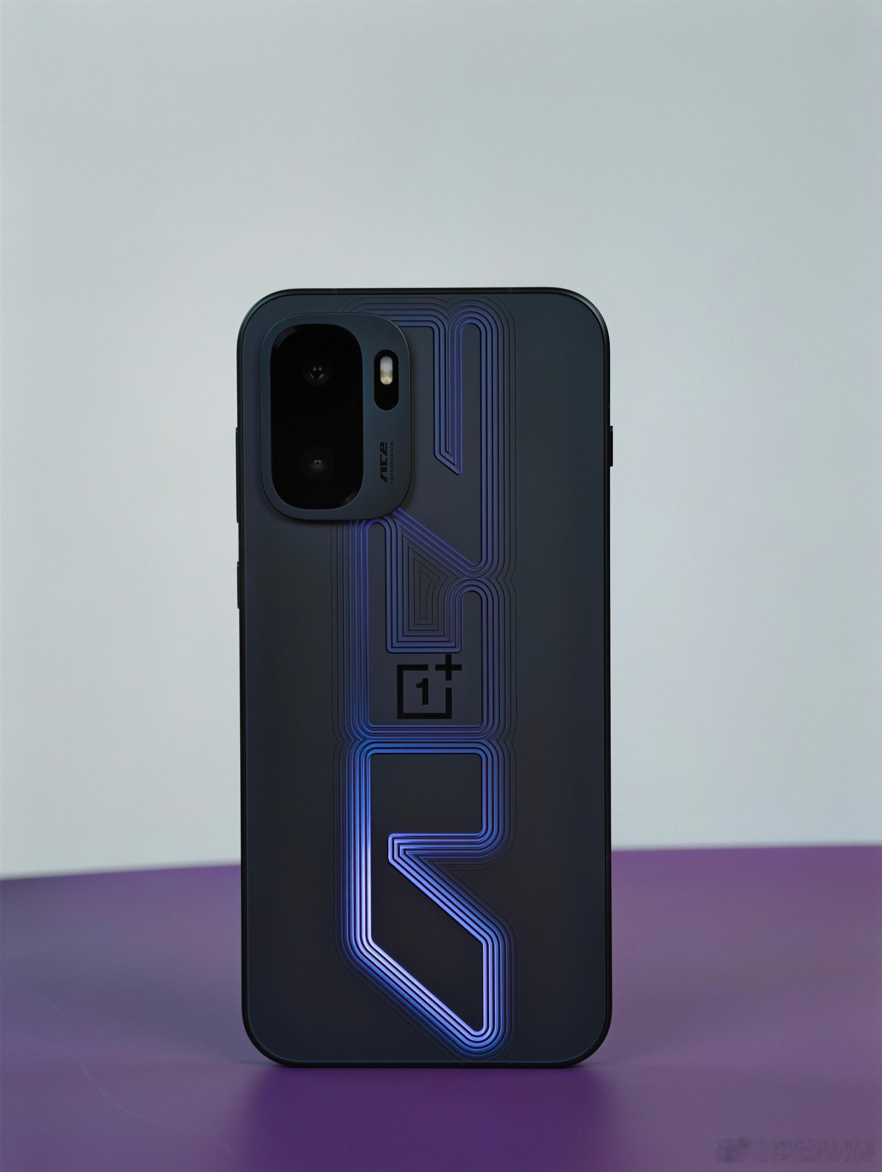 老规矩，猜一下一加Ace6至尊版12+256起售价，猜对前10名请喝可乐🥤。一